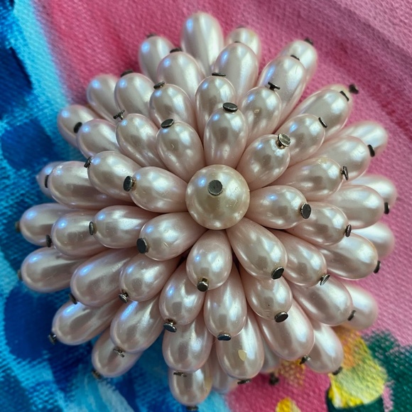 Vintage Jewelry - VINTAGE Brooch Pale Pink Faux Pearl